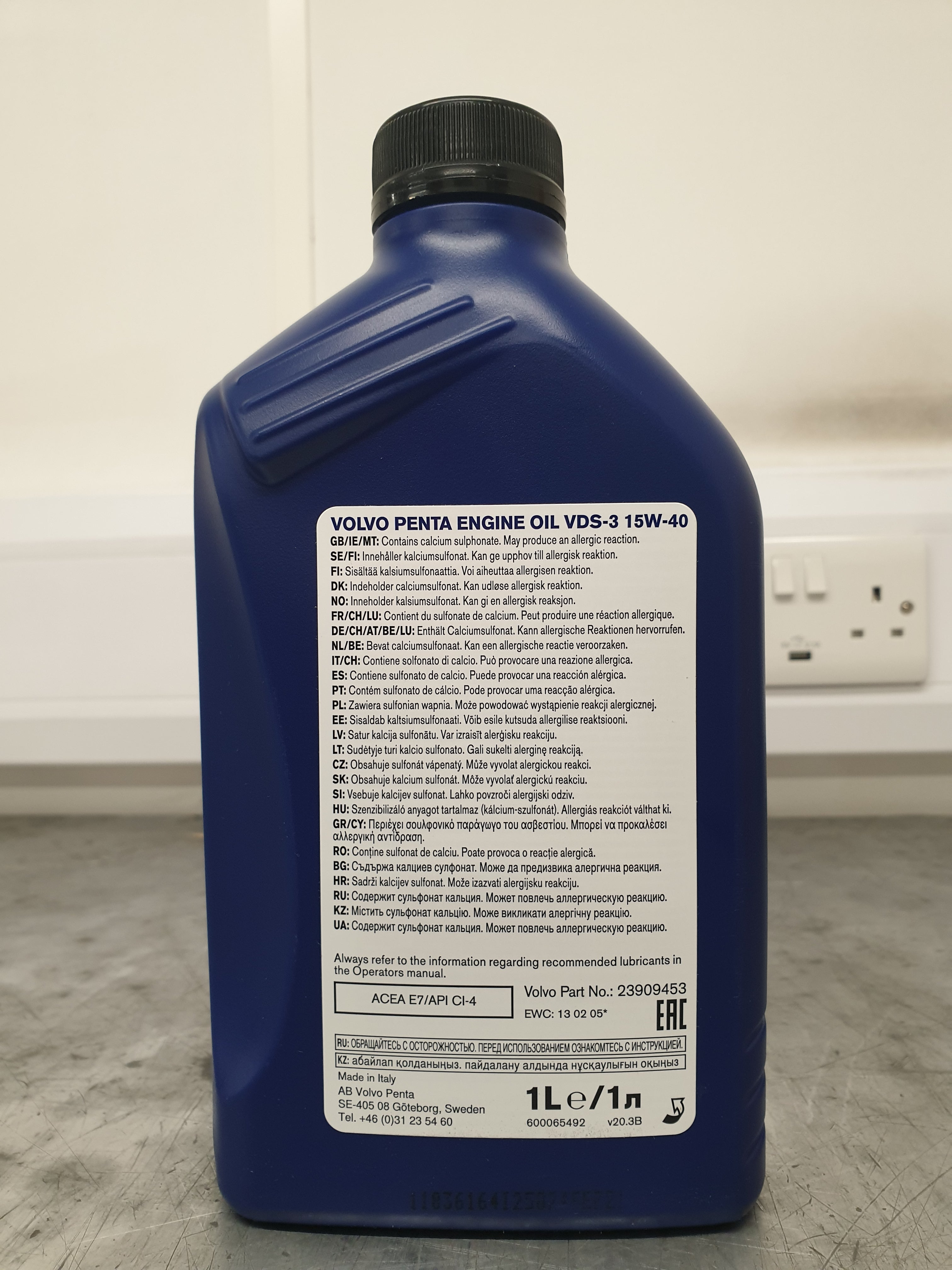 OIL GENUINE VOLVO PENTA ENGINE OIL 1L 23909453 / 22479638 - Image 2