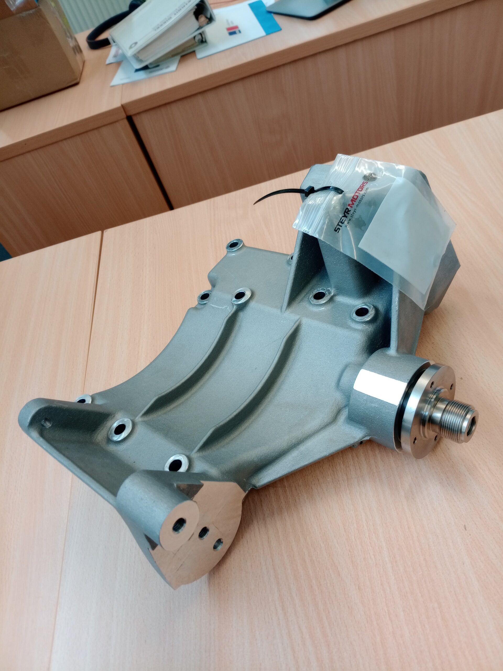 STEYR GENUINE ALUMINIUM ALTENATOR BRACKET Z026090-0 - Image 6